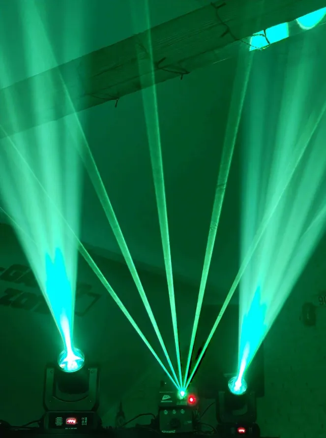 Professionele DJ-setup met licht en geluid